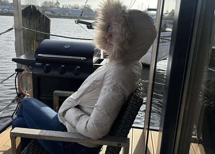 Premium Houseboat Blue Lagoon