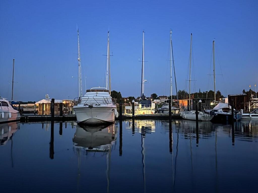 Premium Houseboat Blue Lagoon Botel *