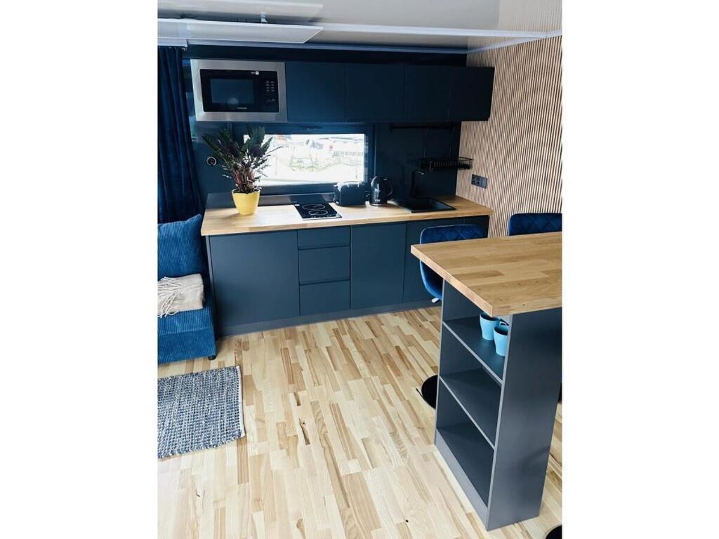 Premium Houseboat Blue Lagoon