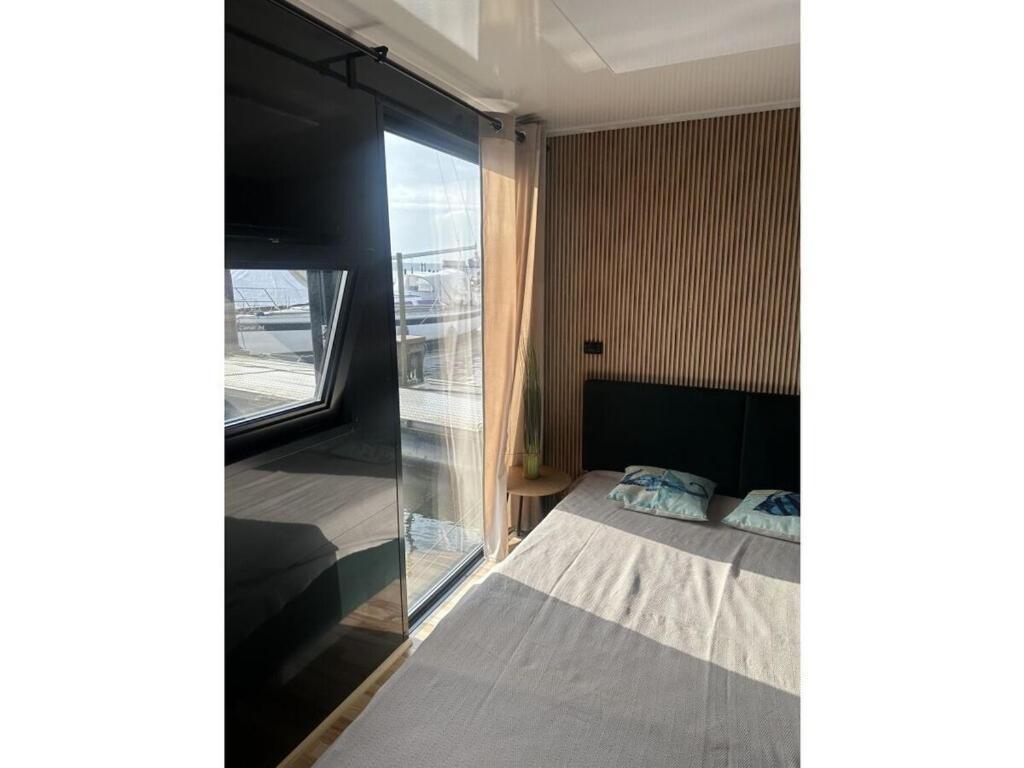 Premium Houseboat Blue Lagoon Botel