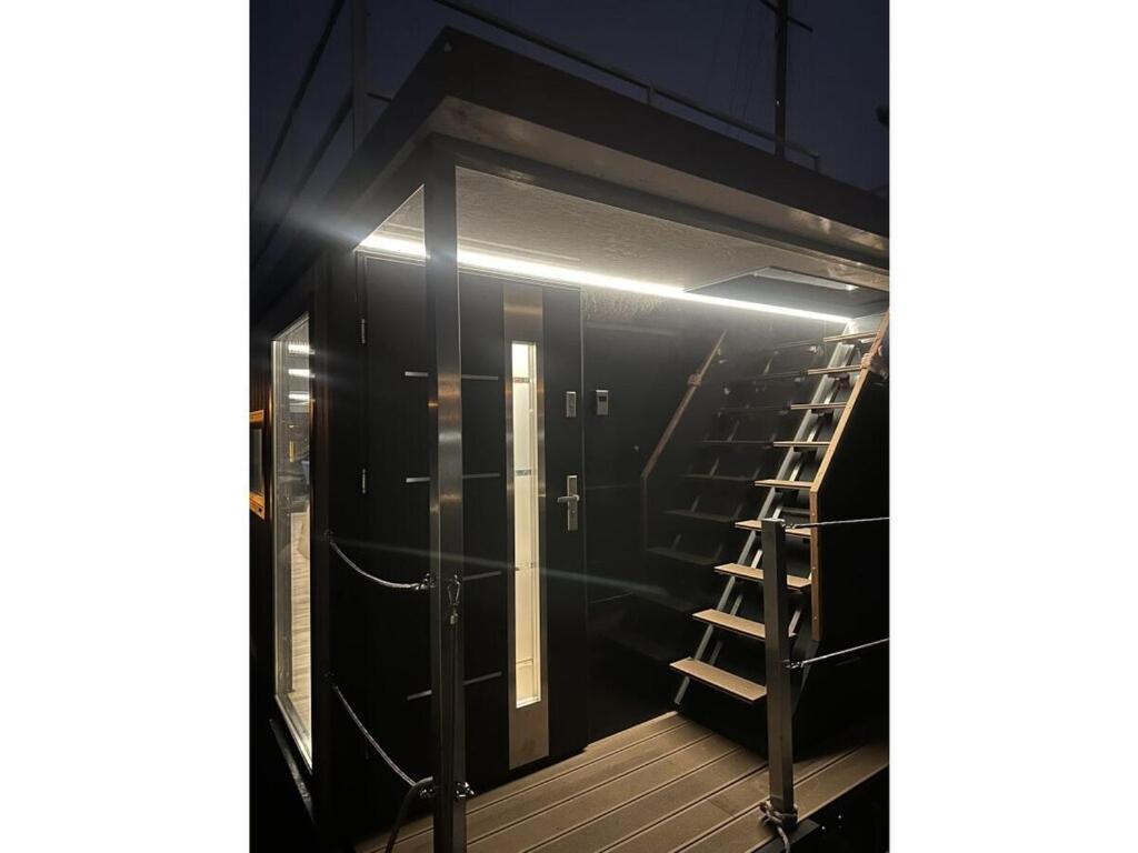 Botel Premium Houseboat Blue Lagoon