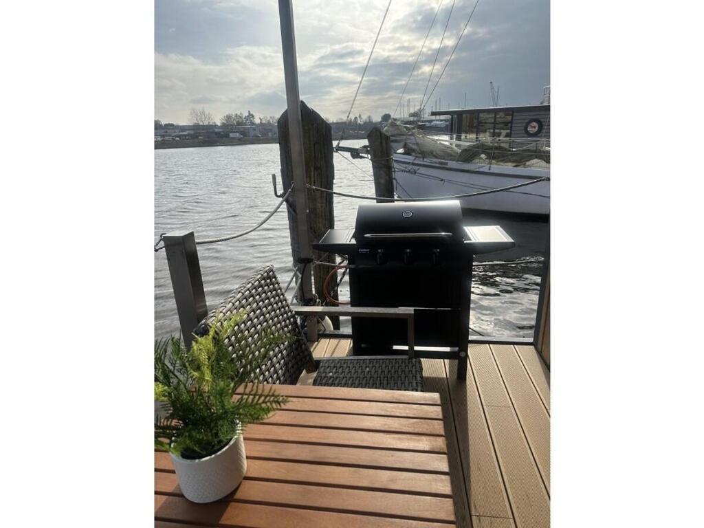 Botel Premium Houseboat Blue Lagoon