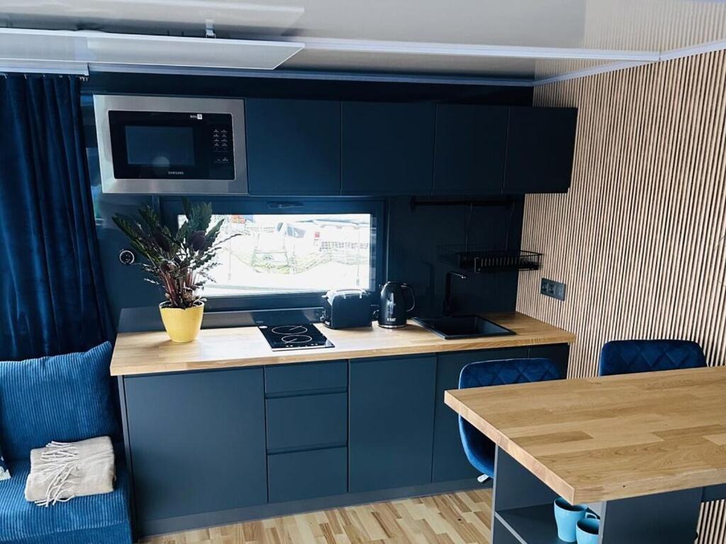 Premium Houseboat Blue Lagoon Botel Lübeck